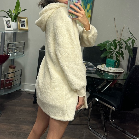 [SOLD] White Fluffy soft cloud robe lounging - Picture 4 of 5